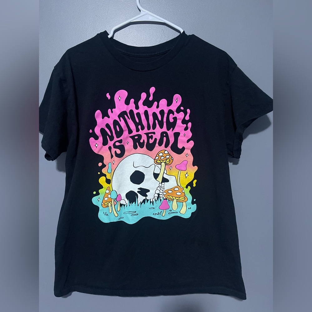 Spencer’s tee “nothings real” shirt size large